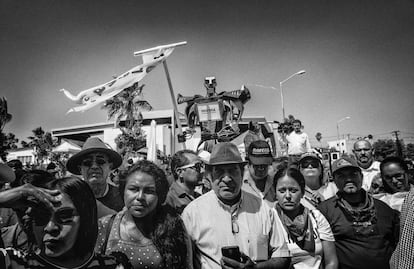 Un grupo de seguidores de Andrés Manuel López Obrador le llevan un robot con la bandera de Morena (su partido político) para tomarse una fotografía con su candidato.