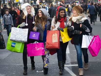 Mujeres de compras en una calle comercial de Londres.