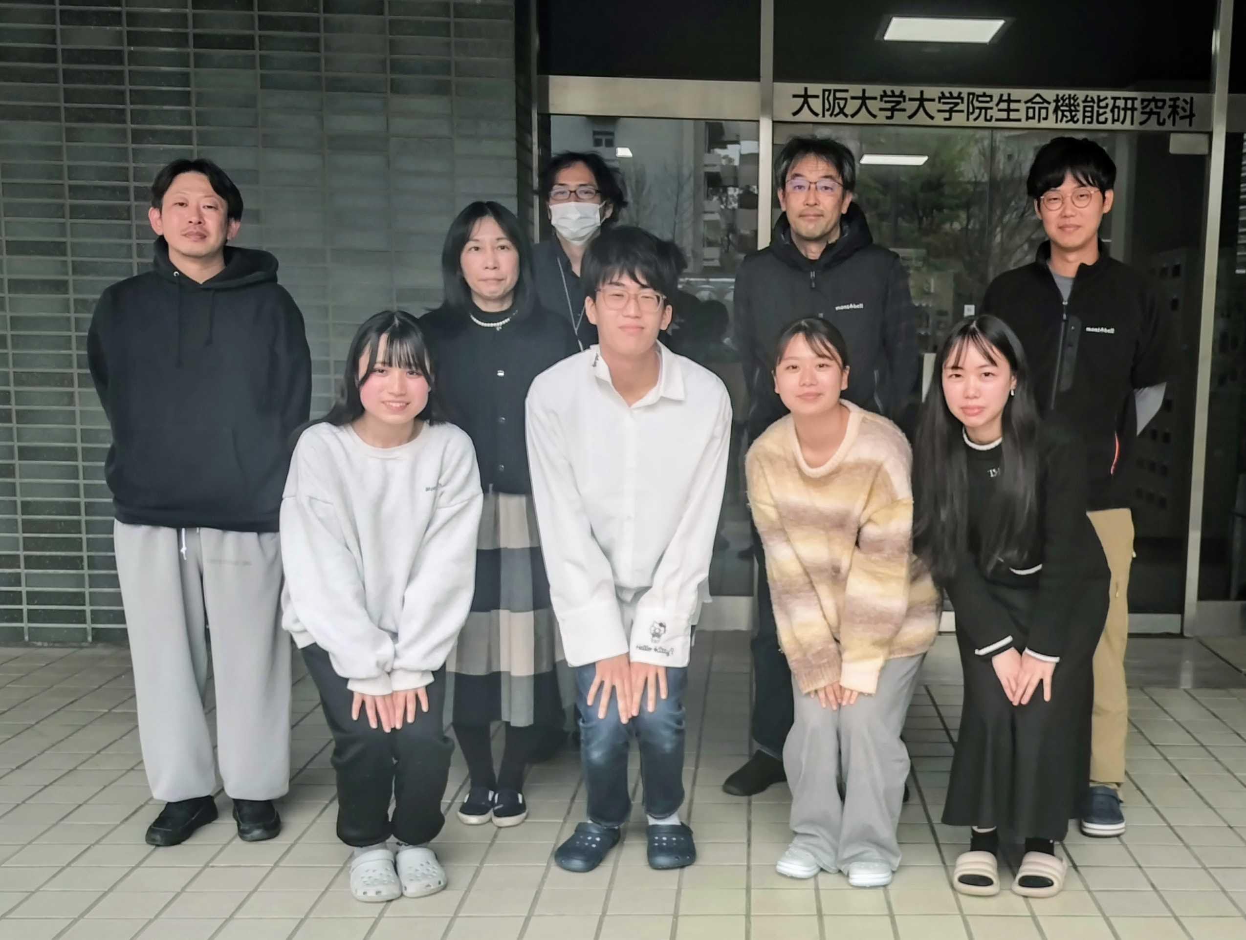 Makoto Tachibana, en el centro de la última fila, junto al resto de su equipo de la Universidad de Osaka, en Japón.