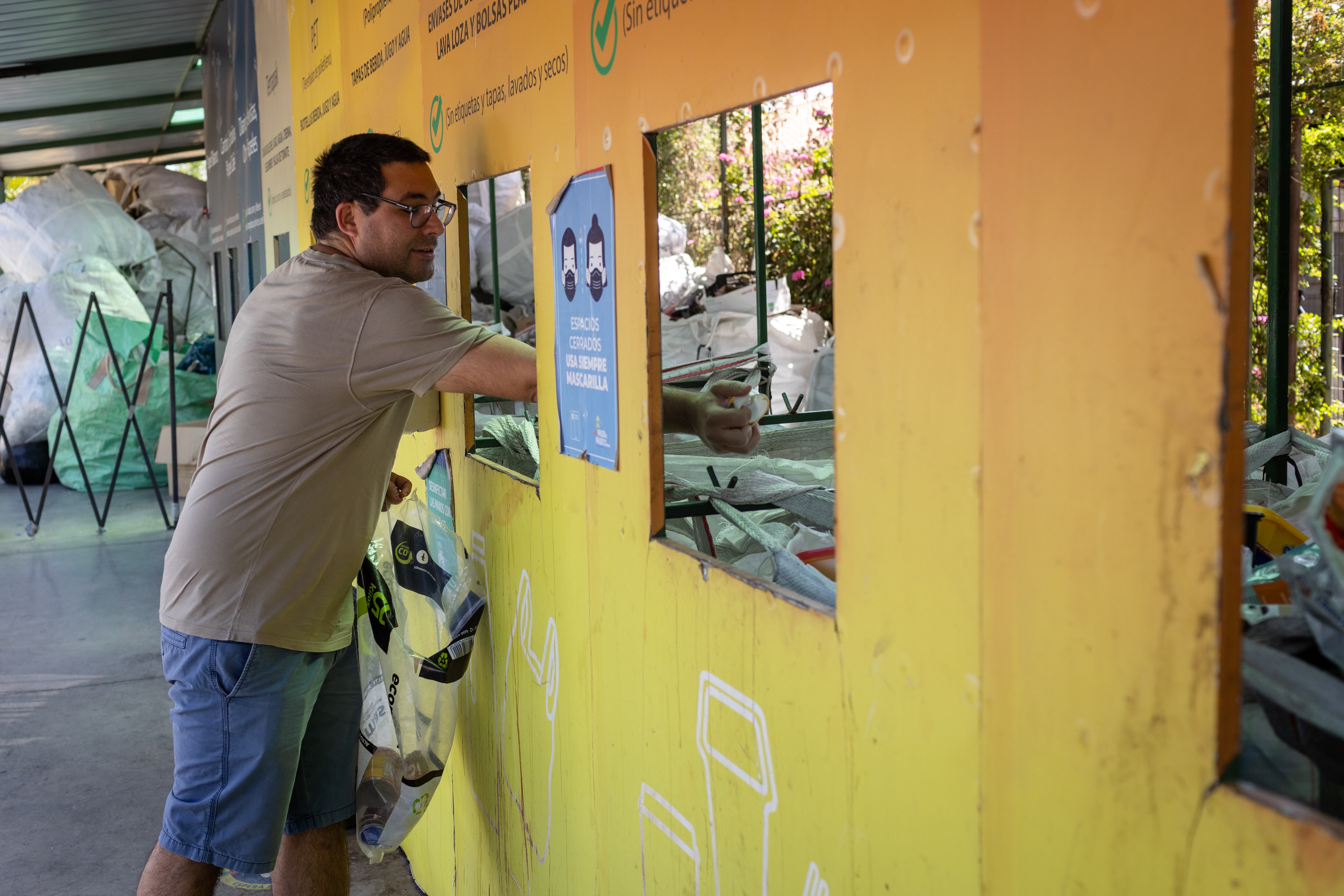 Santiago Colvin, un vecino de la comunidad, asiste al punto limpio del lugar a dejar su reciclaje una vez a la semana.