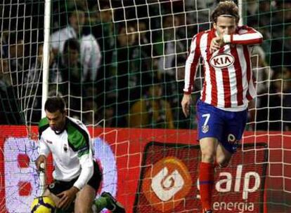 Forlán celebra su gol.