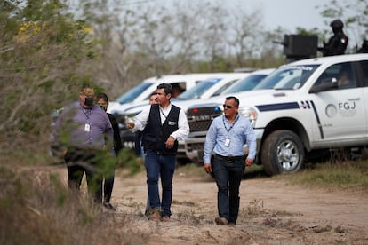 Autoridades locales recorren la escena donde se encontraron los cuerpos en Matamoros, el 7 de marzo.