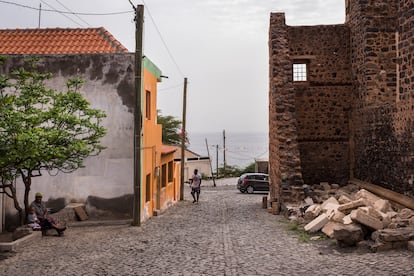 Primeramente, Cidade Velha fue bautizada como Ribeira Grande, nombre tomado del río que garantizaba agua en abundancia a la zona, lo que facilitó el asentamiento de las primeras familias de colonos de origen portugués, procedentes del Algarve y del Alentejo, en 1462. El asentamiento se convirtió en un puerto de escala clave para la colonización portuguesa de África. Algunas calles conservan el trazado primitivo de la ciudad, que cambió su nombre por el de Cidade Velha a finales del siglo XVIII. Allí hicieron escala de grandes navegantes: Vasco de Gama, en 1497, camino de las Indias, y Cristóbal Colón, en 1498, en su tercer viaje a las Américas. Posteriormente, en 1522, el también explorador Fernando de Magallanes recaló en este puerto.