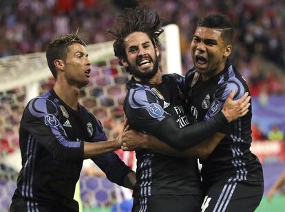 Cristiano y Casemiro celebran el gol de Isco