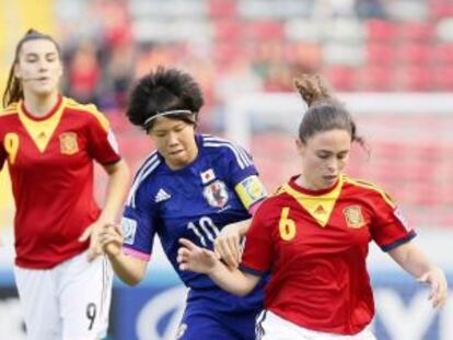 Pilar Garrote intenta sortear el marcaje de la japonesa Hina Sugita