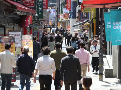 Varios ciudadanos pasean por una calle llena de restaurantes en Seúl, el pasado día 6.