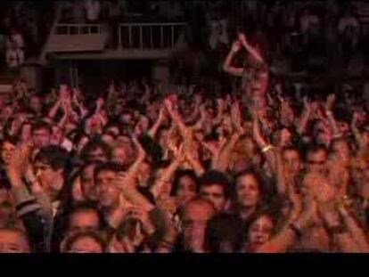 Los Secretos cantan 'Sobre un vidrio mojado' en su concierto de las Ventas