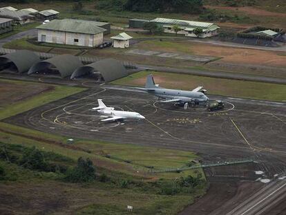 El avión blanco enviado por el Gobierno francés para ayudar al rescate de Ingrid Betancourt, ayer en un aeropuerto de la Guyana francesa.