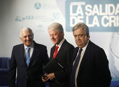 Bill Clinton, el pasado jueves entre Santiago Herrero y Juan Salas, director de la Escuela Andaluza de Economía.