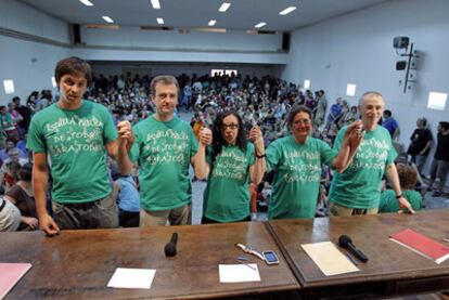 Asamblea de profesores convocada por el Consejo de Plataformas por la Escuela Pública en el Instituto San Isidro.