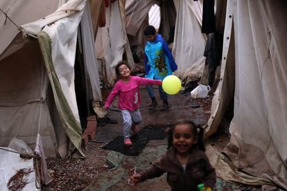 Niños juegan en el campo de refugiados de Ritsona, al norte de Atenas (Grecia).