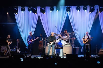 Mark Knopfler actuando anoche en el Poble Espanyol.