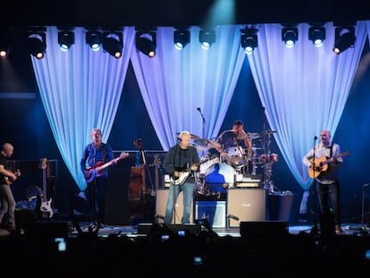 Mark Knopfler actuando anoche en el Poble Espanyol.