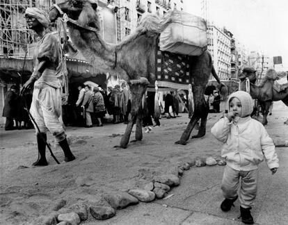 Un niño junto a un belén gigante, en diciembre de 1986 en Madrid.