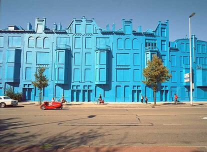 Florentijn Hofman pintó de azul esta manzana de edificios en ruinas en Holanda para llamar la atención sobre su arquitectura y evitar su demolición.