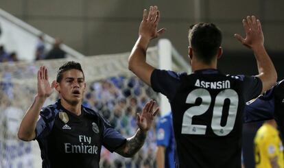James Rodriguez (L), del Real Madrid, celebra el gol con su compañero Marco Asenso.  
