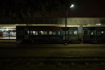 En la estación de Gwalior Junction, a espaldas de la línea principal, tres hileras de pequeños vagones esperan estacionados a que se componga el tren de vía estrecha 52171.
