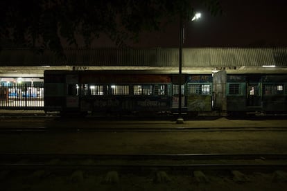 En la estación de Gwalior Junction, a espaldas de la línea principal, tres hileras de pequeños vagones esperan estacionados a que se componga el tren de vía estrecha 52171.
