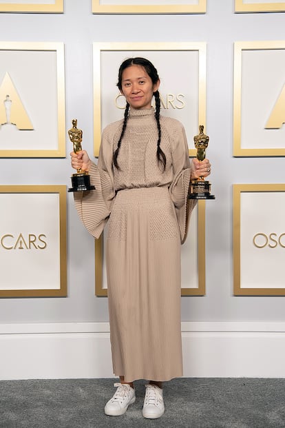 Imborrable es ya también el delicado vestido de Hermès con el que Chloé Zhao se convirtió en 2021 en la segunda mujer de la historia en alzarse con el Oscar a mejor dirección, la primera no blanca, (además, se llevó otra estatuilla a mejor película) por 'Nomadland'.