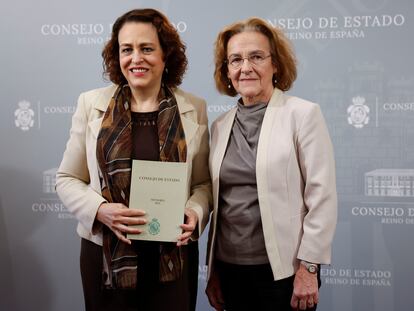 La presidenta del Consejo de Estado, Magdalena Valerio (izquierda), posa junto a la consejera permanente, Paz Andrés, durante la presentación de la Memoria del Consejo 2022, este martes en Madrid.