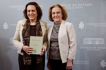 La presidenta del Consejo de Estado, Magdalena Valerio (izquierda), posa junto a la consejera permanente, Paz Andrés, durante la presentación de la Memoria del Consejo 2022, este martes en Madrid.