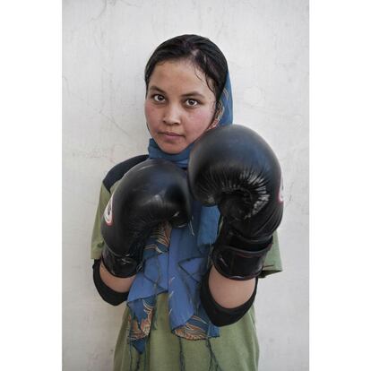 Tiene 13 años y es boxeadora. No quiere contraer matrimonio para poder  continuar estudiando cuando acabe la educación secundaria. Una organización humanitaria afgana se encarga de la dotación deportiva, del transporte desde su casa al lugar de entrenamiento y de pagarle un euro y medio por cada día que boxea.