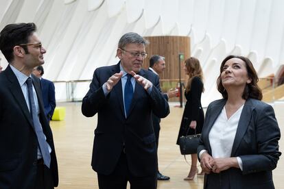 El presidente de Prisa, Joseph Oughourlian, el presidente valenciano, Ximo Puig, y la directora de EL PAÍS, Pepa Bueno, observando el futurista Caixaforum.