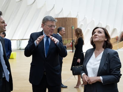 El presidente de Prisa, Joseph Oughourlian, el presidente valenciano, Ximo Puig, y la directora de EL PAÍS, Pepa Bueno, observando el futurista Caixaforum.