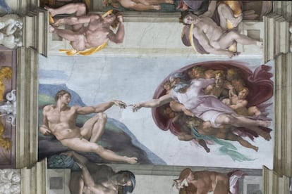 La creación de Adán, un detalle de la Capilla Sixtina. El Vaticano concluyó las obras después de tres años.