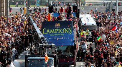 Los jugadores del FC Barcelona durante el recorrido en autobús que le lleva esta tarde por toda la Ciudad Condal