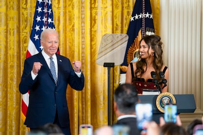 El presidente estadounidense Joe Biden y la actriz Jessica Alba durante una recepción en celebración del Mes de la Herencia Hispana en el Salón Este de la Casa Blanca en Washington, DC , EE.UU., 18 de septiembre de 2024.