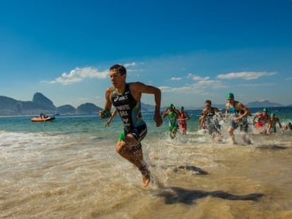 Evento-teste de triatlo em Copacabana.