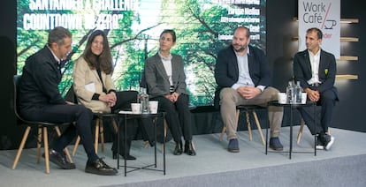 De izquierda a derecha: Carlos de Vega, subdirector de EL PAÍS, conversa con Blanca Sagastume, 'group executive vice-president' Santander Universities, Open Innovation & Blockchain; Ingrid de Keijser, jefa de prensa de Zeleros Hyperloop; Enrique Medina, CEO y cofundador de Cedrion; y Marc Gené, embajador Scuderia Ferrari F1.