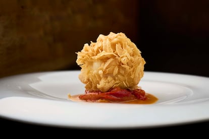 Huevo punki, inspirado en el almuerzo típico de un ribero: huevo cocinado a baja temperatura, encapsulado en escamas de patata deshidratadas con pimientos del cristal asados.