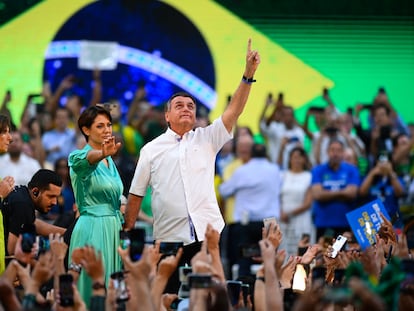 El presidente Bolsonaro y su esposa, Michelle, durante el mitin de este domingo en Río de Janeiro.