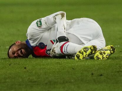 Neymar, tras sufrir la entrada contra el Caen en la Copa de Francia.