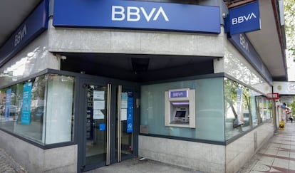 Un cajero de Banco BBVA en una oficina.