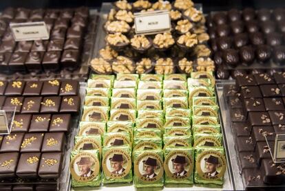 Chocolatinas con la fotografía del fundador de la chocolatería Foix de Sarriá .