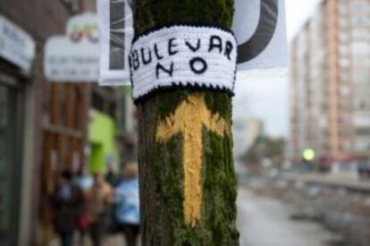 Pancarta tejida contra la remodelación del bulevar de la calle Victoria.