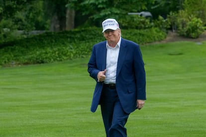 Donald Trump saluda a los periodistas a su llegada a la Casa Blanca en Washington, este domingo.