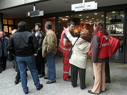 Familiares de los fallecidos y sanitarios, ayer, en el tanatorio de la M-30.