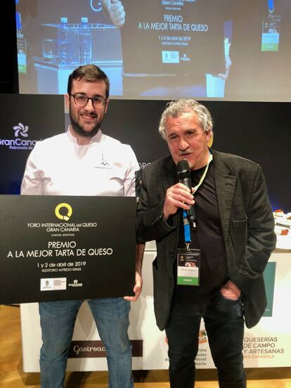 FERNANDO ALCALÁ CON PACO TORREBLANCA EN EL MOMENTO DE RECIBIR EL PREMIO / CAPEL