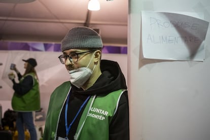 Decenas de voluntarios se encargan de ordenar y distribuir los alimentos y la ropa que les dona la gente de la ciudad, así como de proveerles de tarjetas SIM ofrecidas por las compañías. Artem M., de 34 años, llegó a Moldavia desde Odesa justo antes de que el presidente Zelenski declarase la ley marcial en Ucrania, que prohíbe abandonar el país a los hombres de entre 18 y 60. Hoy es uno de los 200 voluntarios, la mayoría jóvenes de ONG moldavas, que se turnan en Moldexpo para ayudar a los que no tienen más remedio que alojarse en el improvisado refugio. La mayoría son mujeres y niños. Los varones o bien llegaron antes, como Artem M, o son de nacionalidades distintas de la ucraniana, aunque vivieran en el país.