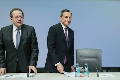 El presidente del BCE, Mario Draghi (d), junto a su vicepresidente, Vítor Constâncio, este jueves en Fráncfort EFE/ARMANDO BABANI
