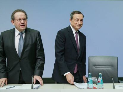 El presidente del BCE, Mario Draghi (d), junto a su vicepresidente, Vítor Constâncio, este jueves en Fráncfort EFE/ARMANDO BABANI