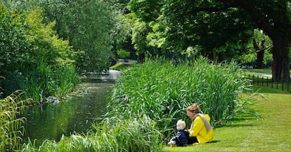 Una madre y su hijo en Clissold Park.