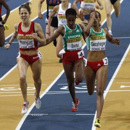 Natalia Rodríguez y las etíopes Kalkidan Gezahegne y Gelete Burka en la final de los 1.500 metros.