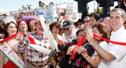 El actor Edward James Olmos (con barba), inaugura el Desfile Anual de la Independencia de México del Este de Los Ángeles, el pasado domingo 7 de septiembre, junto con la supervisora del condado Gloria Molina (a su izquierda), el presidente del Senado estatal, Kevin de León (tras ella), y el alcalde de la ciudad, Eric Garcetti (a la dereccha de la foto).