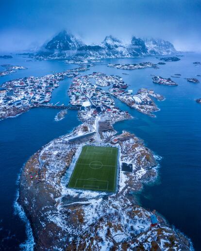 El campo de fútbol de la ciudad pesquera de Henningsvær, en las islas Lofoten (al norte de Noruega) es especial. El color verde del césped artificial destaca poderosamente sobre el paisaje invernal.