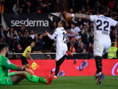 Rodrigo, en el centro, celebra el primer gol del Valencia.